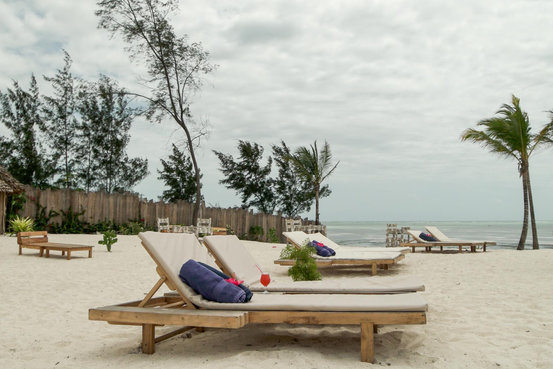 Zanbluu Beach Hotel Ківенґва Екстер'єр фото